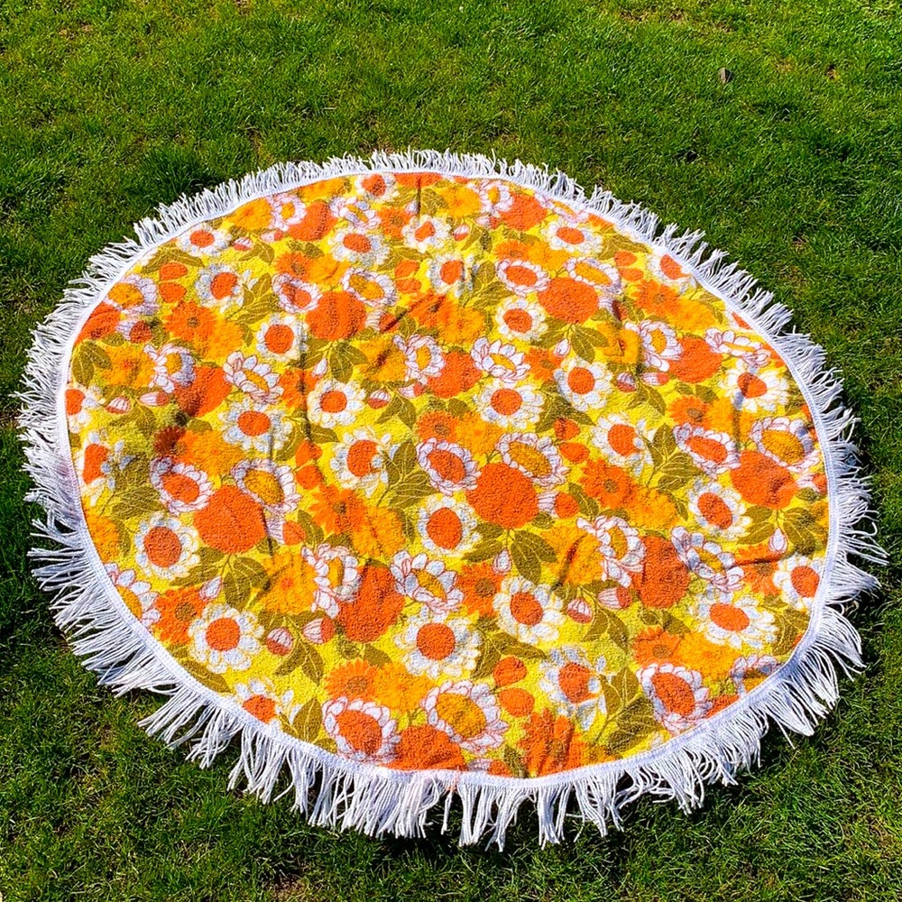 Vintage beach towel throw. Mod floral